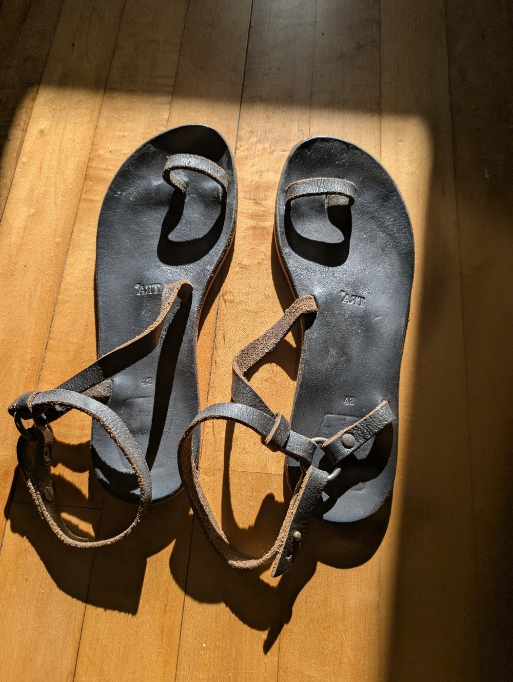 Women’s Black Leather Toe-Loop Sandals